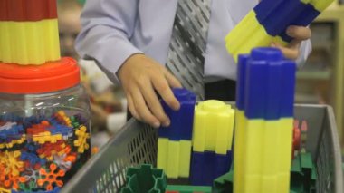 Bilinmeyen bir çocuk seti bina ile oynarken elinde