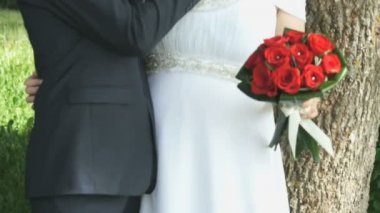 Gelin ve Damat Düğün üzerinde birbirlerine sarılma