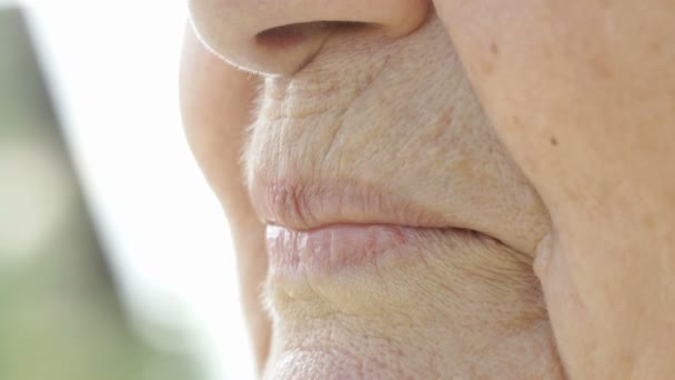 Улыбающийся рот старухи с вставными зубами — стоковое видео