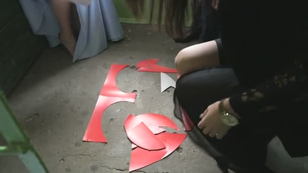 Jovem mulher adiciona quebra-cabeça coração de peças — Vídeo de Stock