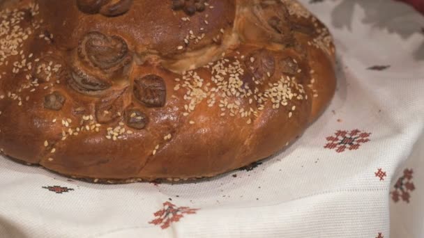 Close-up of a loaf for meeting of newlyweds — Stock Video