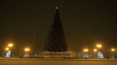Noel ağacı gece yanıp sönen