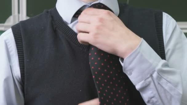 Primer plano de las manos de un colegial desconocido atando corbata — Vídeo de stock