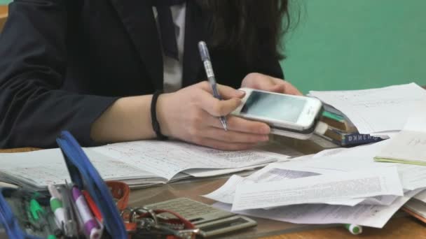 Menina adolescente em aula de matemática — Vídeo de Stock