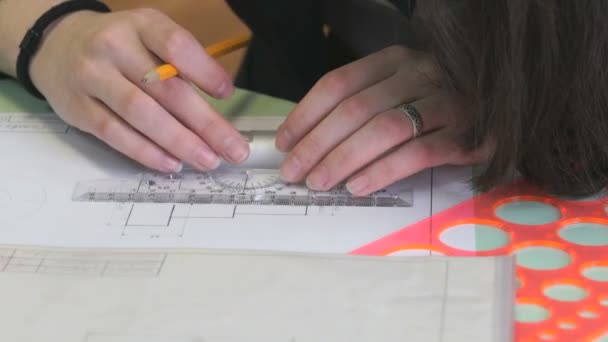 Школярка малює геометричні фігури в блокноті — стокове відео