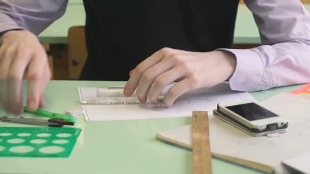 Bilinmeyen öğrenci not defterinde çizmek — Stok video