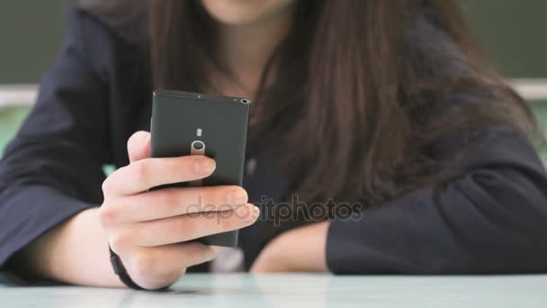 Menina estudante digitando texto no smartphone. Close-up — Vídeo de Stock