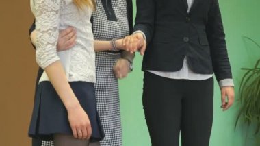 Bilinmeyen öğrenciler fotoğraf için poz