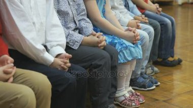 Bilinmeyen okul öncesi fotoğrafçısına poz