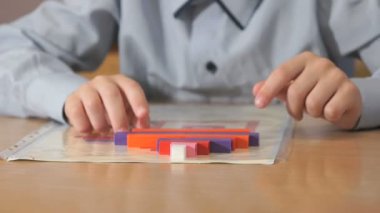 Bilinmeyen çocuk Tasarımcısı geliştirmede oynarken