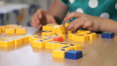 Bilinmeyen kız Tasarımcısı'nda oynarken