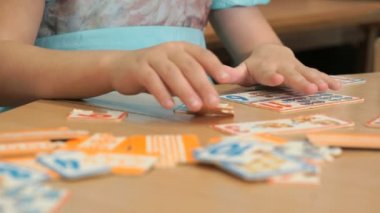 Küçük kız oyun geliştirmede oynamaktan