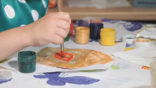 Unbekanntes Mädchen zeichnet Bild mit Aquarellen — Stockvideo