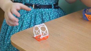 Küçük kız anaokulunda kapalı çalış