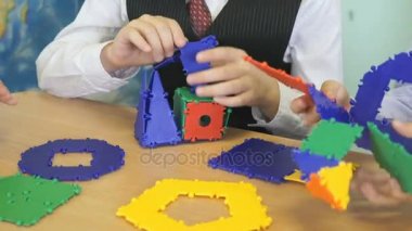 Küçük çocuk oyuncak tasarımcısı kapalı geliştirme çalış