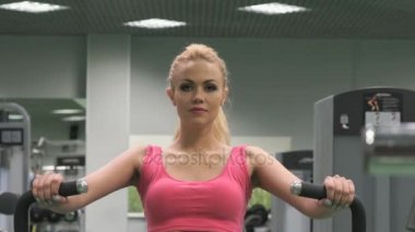 Kapalı spor salonunda nişanlı güzel sarışın kız