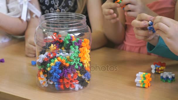 Les enfants jouent à la maternelle à l'intérieur — Video