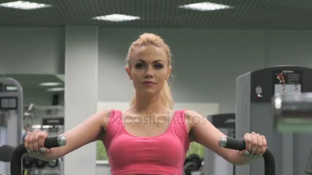 Bella ragazza bionda impegnata in palestra al chiuso — Video Stock