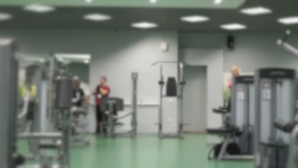 Athlete blonde engaged in the gym — Stock Video