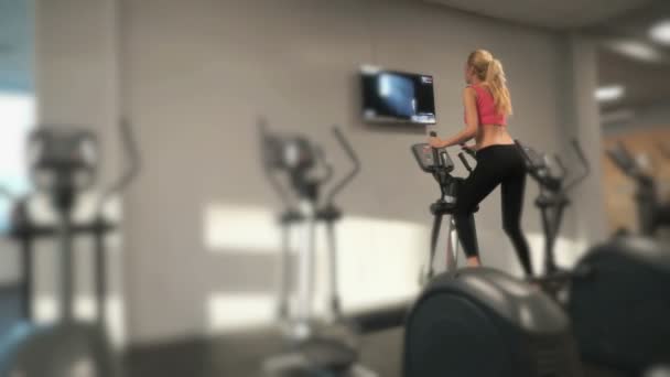 Atleet blonde bezig in de sportschool — Stockvideo