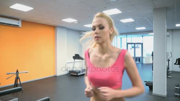 Sportlerin Blondine engagiert sich im Fitnessstudio — Stockvideo