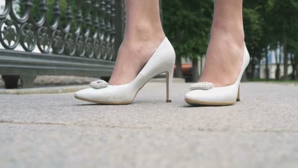 Женские ноги, идущие по улице — стоковое видео