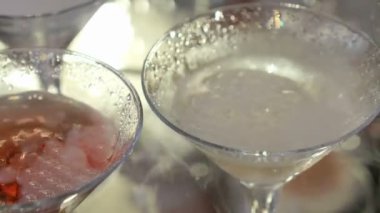 Gül şarap kaynayan ile kadehler