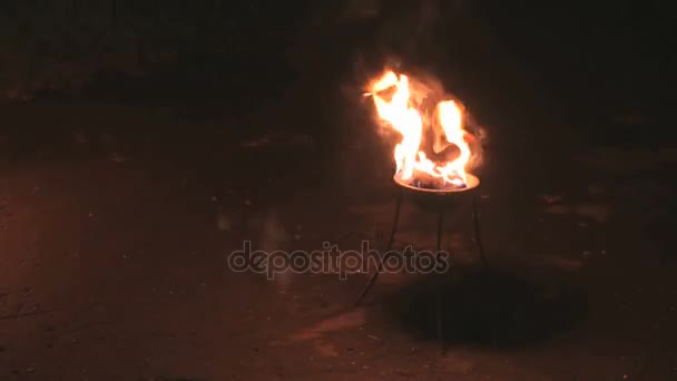 Plameny v misce oheň v noci venku — Stock video