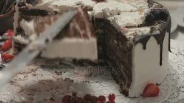 Garson bir bıçakla bir düğün pastası üzerinde adet keser.