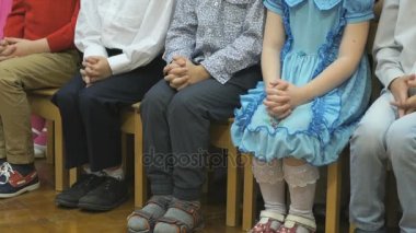 Bilinmeyen okul öncesi fotoğrafçısına poz