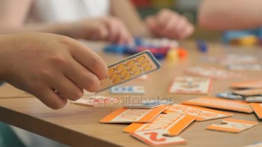 Küçük çocuklar oyun geliştirmede oyun