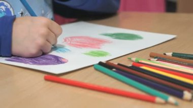 Bilinmeyen küçük çocuk çizim resimleri. Yakın çekim