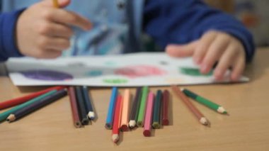 Bilinmeyen küçük çocuk çizim resimleri. Yakın çekim