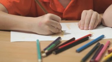 Bilinmeyen küçük çocuk çizim resimleri. Yakın çekim