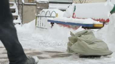 Bilinmeyen bir adam alarak çanta enkaz ile