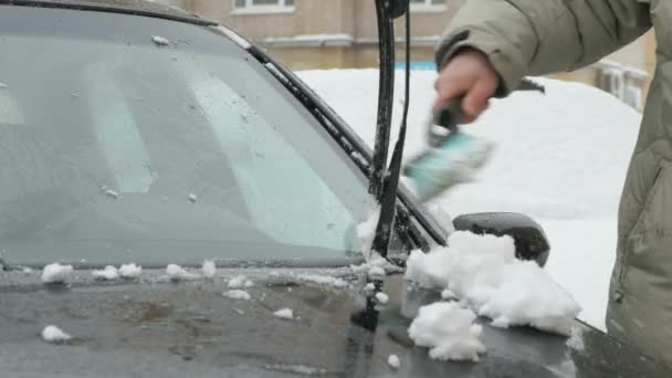 Hombre limpieza coche de nieve — Vídeos de Stock