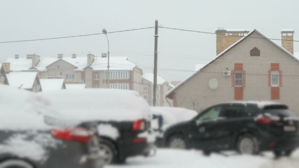 Araba park kış karla kaplı arabalı — Stok video