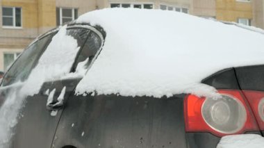 kar adam temizlik arabadan