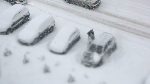 Паркінг зі сніговим покриттям автомобілів взимку — стокове відео