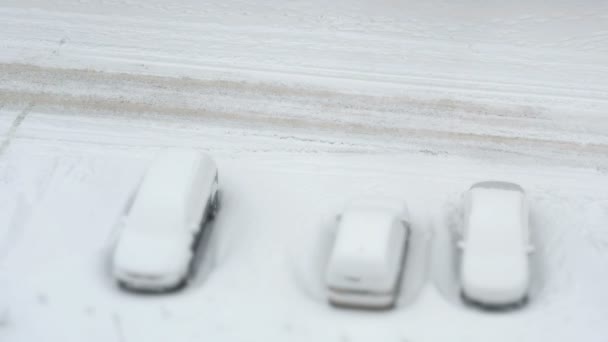 Parque de estacionamento com carros cobertos de neve no inverno — Vídeo de Stock