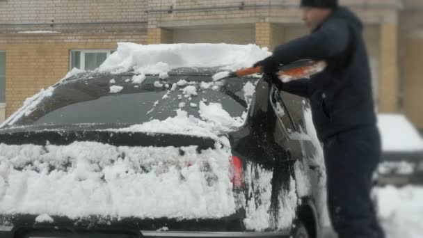 Homme nettoyage voiture de neige — Video