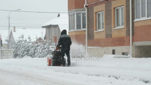 Mann som fjerner snø med snøplogemaskin – stockvideo