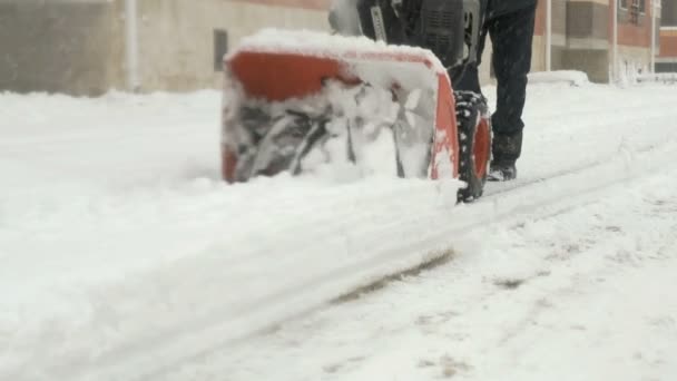 Mężczyzna usuwania śniegu z maszyny pług do śniegu — Wideo stockowe