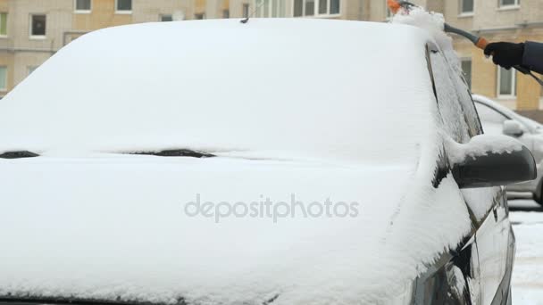 Uomo pulizia auto dalla neve — Video Stock