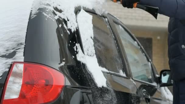 Hombre limpieza coche de nieve — Vídeo de stock