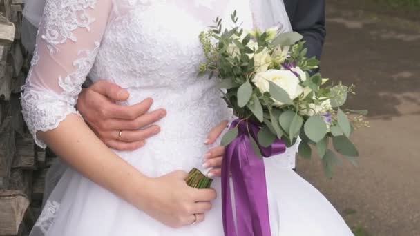 Noiva e noivo abraçando um ao outro no casamento — Vídeo de Stock