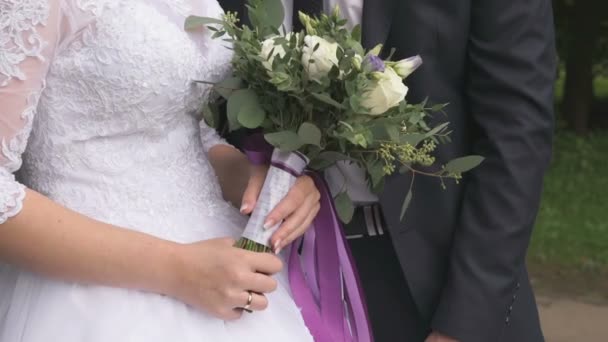 Жених и невеста обнимают друг друга на свадьбе — стоковое видео