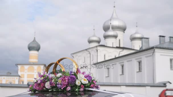 Dekoracje ślubne i dekoracje przez dach samochodu — Wideo stockowe