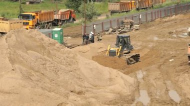 Yaz aylarında büyük kum yığını üzerinde çalışma buldozer