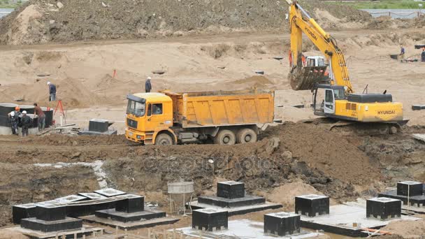 Grande zone de construction en été — Video